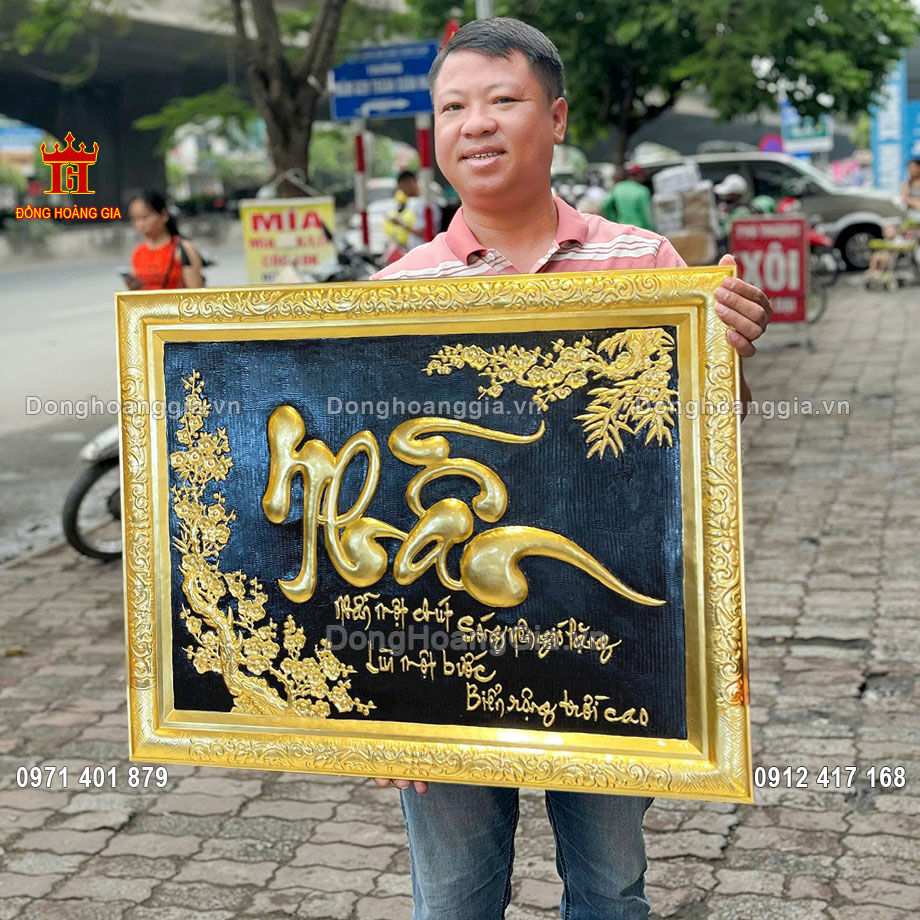 Bức tranh chữ nhẫn mạ vàng được nghệ nhân chế tác thủ công tinh xảo